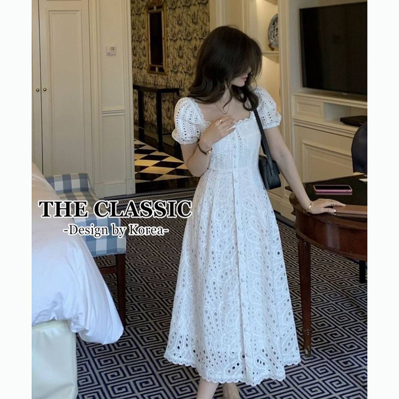 kudapy เดรสยาวสีขาว แขนตุ๊กตา ใช้ผ้าเนื้อดีฉลุลวดลายปักขอบรอบลาย แขนตุ๊กตาปลายแขนมียางยืด