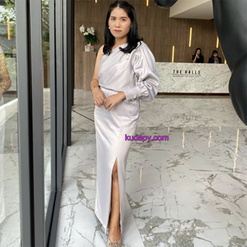kudapy เดรสราตรียาวใส่ออกงานสีเทา,น้ำเงินกรมท่า,แดงไวน์,ชมพูทอง เดรสทรงไหล่เดี่ยว แขนยาวใส่แบบกระทุ้งแขน ผ้าซาตินหนาอย่างดี