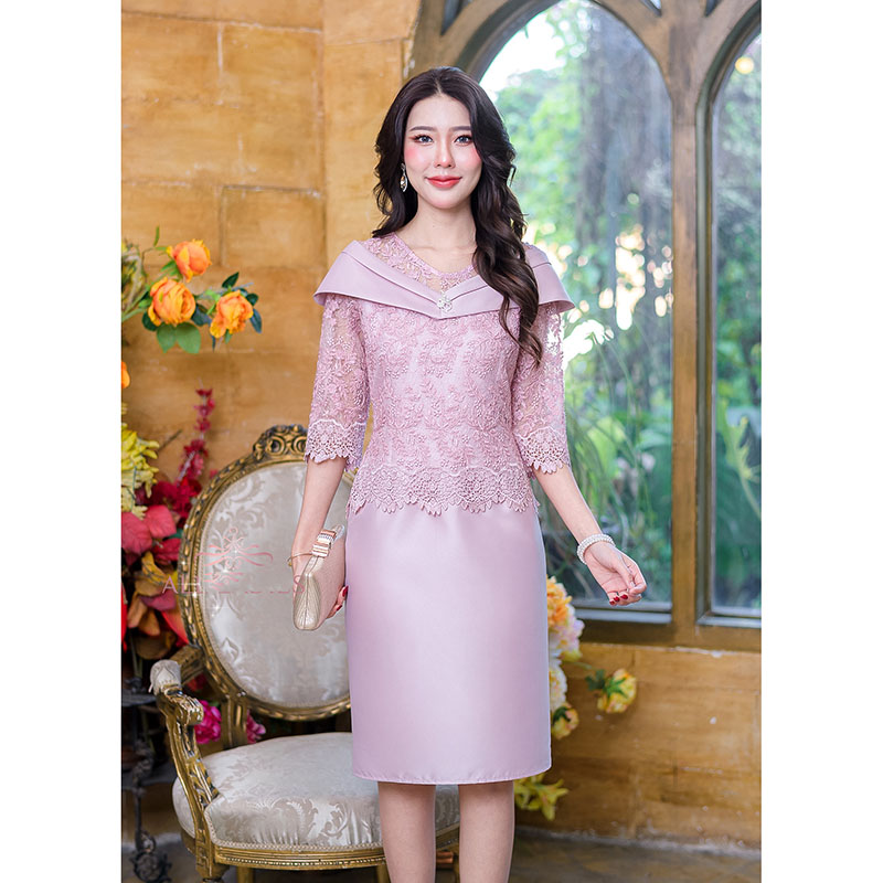 kudapy เดรสสั้นสีน้ำตาล/สีชมพู ผ้าไหมญี่ปุ่นบวกกับลูกไม้เงาทอผสมดิ้นปักตกแต่งเลื่อม