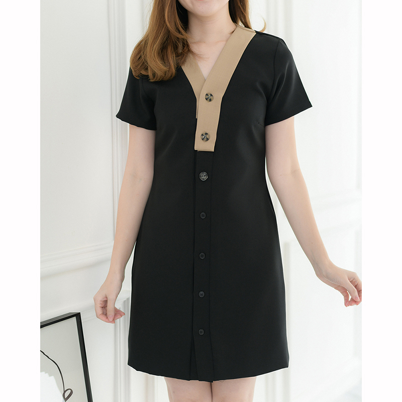 kudapy เดรสสั้นสีดำ/สีเทาฟ้า/สีโอวัลติน/สีม่วง แขนสั้น เล่นดีเทลกระดุมสองเฉดบนสาบหน้า ตัวสาบหน้าทำลิ้นด้านในไว้ยาวมาก