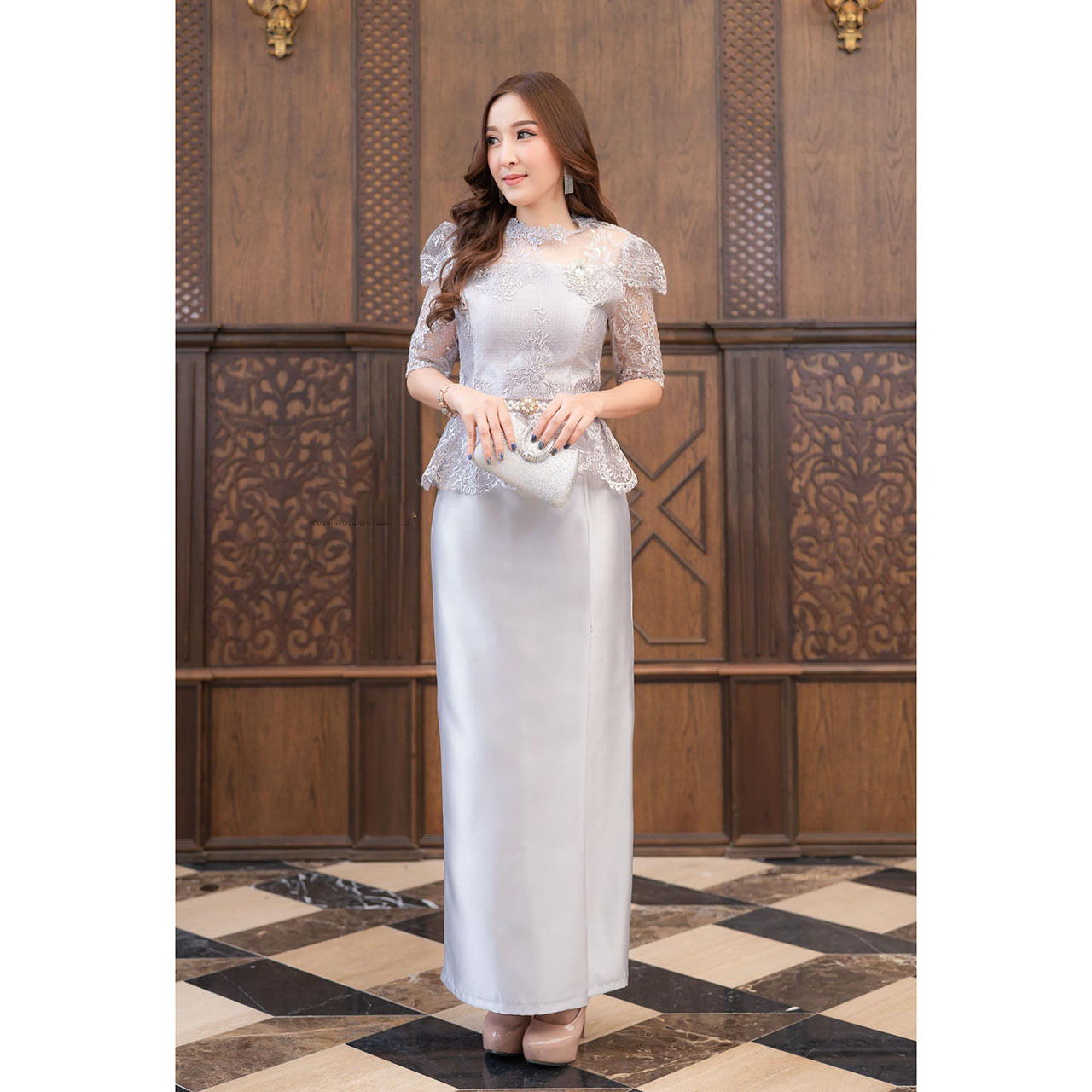 kudapy ชุดผ้าไหมอิตาลีทอสี่เส้นเนื้อผ้ามันเงาสวยหรู ผ้าถุงเย็บสำเร็จ พับทบหน้า เสื้อประดับด้วยลูกไม้ใยบวบคุณภาพดี ปักทอลายดอก