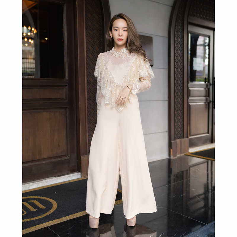 kudapy เซตเสื้อลูกไม้ผ้าสีครีม/สีชมพู/สีขาว ผ้าเนื้อนิ่มมากๆ แขนยาว ซิปหลัง แต่งระบายรอบอก แมทช์คู่กับกางเกงขายาว ซิปหลัง ขาบาน