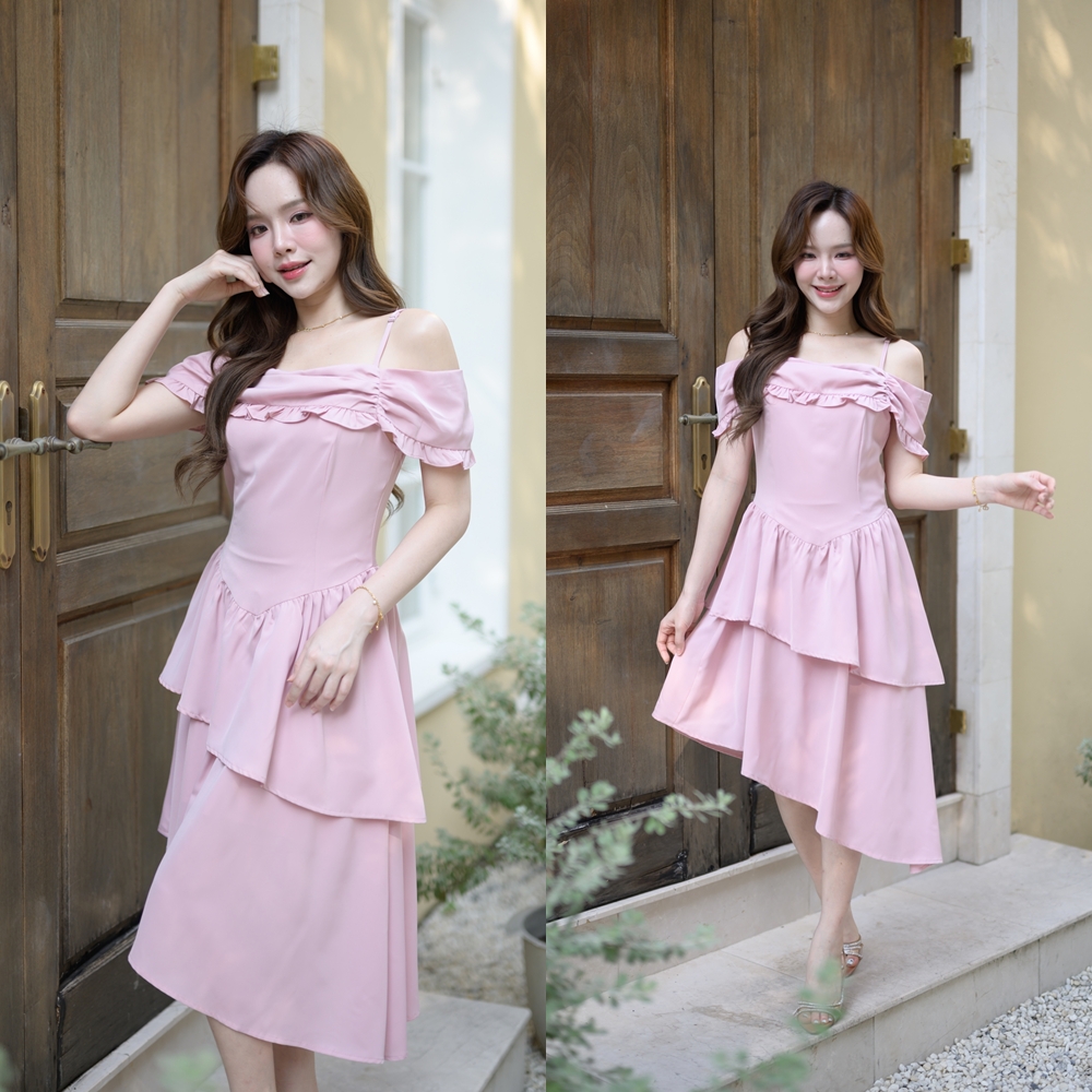 kudapy เดรสสายเดี่ยวเปิดไหล่ที่ออกแบบมาเพื่อเติมความละมุน ช่วงเสื้อมีดีเทลจับเดรปช่วงอก แต่งระบาย