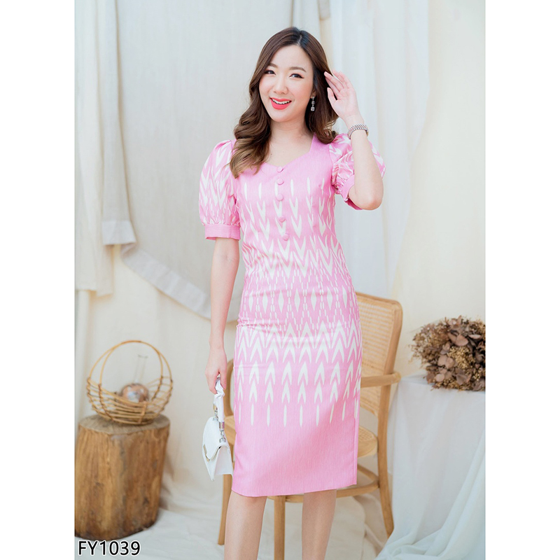 kudapy เดรสสั้นผ้าไทยแขนตุ้กตาสีชมพู/สีกรม/สีแดง คอวีเหลี่ยม แต่งกระดุมหน้า ผ้าลายไทย ซิบหลัง