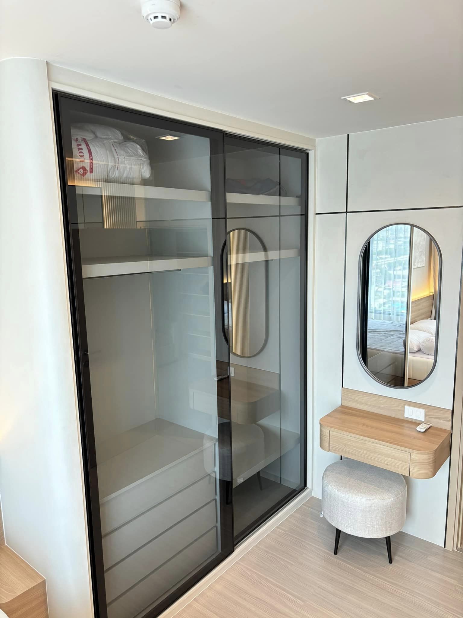 ปล่อยเช่าคอนโด Life Sathorn Sierra (ไลฟ์ สาทร เซียร์รา) - 1ห้องนอน 1ห้องน้ำ 1ห้องนั่งเล่น 1ห้องครัว - ใกล้ BTS ตลาดพลู / เดอะมอลล์ท่าพระ - ขนาดห้อง 32 ตรม. ชั้น 12