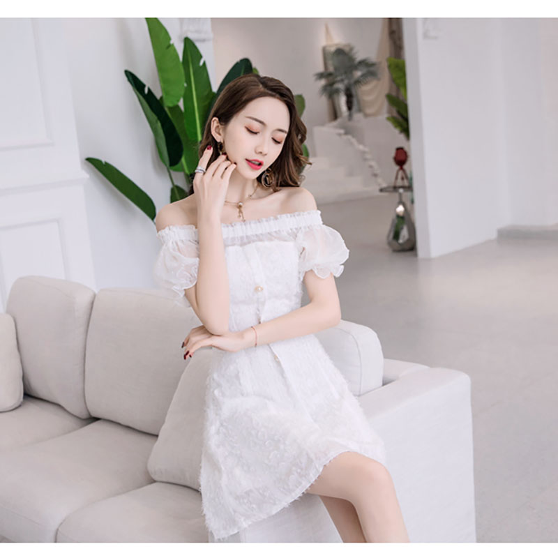 kudapy เดรสสั้นสีขาว ผ้าชีฟองขนปุยเบาๆ เปิดไหล่ แขนตุ๊กตา ชุดทรงปล่อย สวยดูดี