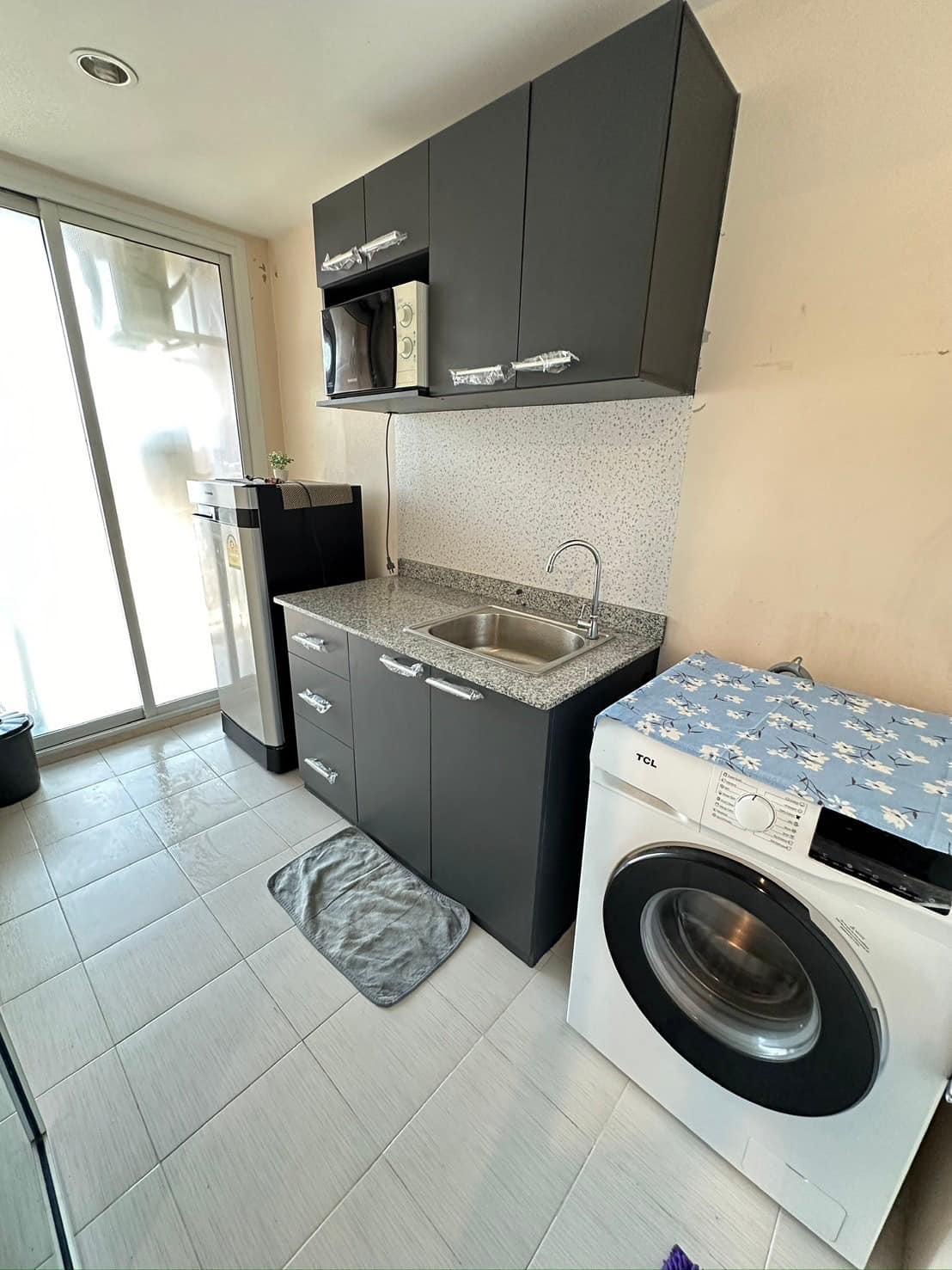 ปล่อยเช่าคอนโด The Raffles (เดอะ ราฟเฟิล) ติดถนนลาดพร้าว 42/1 - 1ห้องนอน 1ห้องน้ำ 1ห้องนั่งเล่น - ใกล้ ใกล้ MRT ภาวนา ลาดพร้าว - ขนาดห้อง 35 ตรม. ชั้น 8