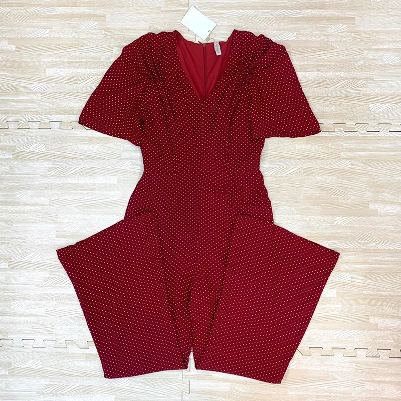 kudapy จั้มสูทขายาวสีแดงลายจุด คอวีจับจีบช่วงไหล่และคอ ซับในแบบสั้น