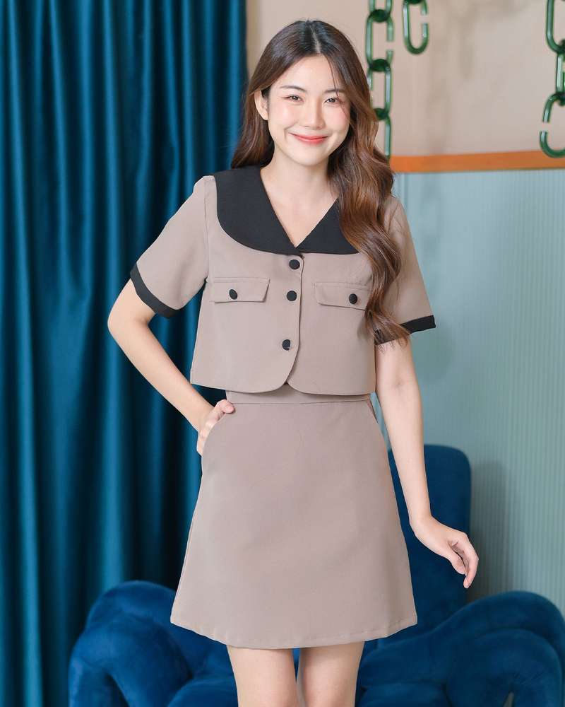 kudapy เสื้อครอปทูโทนดีไซน์น่ารัก แต่งปกกะลาสีเล่นสีทูโทน กระดุมหน้าเป็นกระดุมปั๊มเพิ่มความปัง เนื้อผ้าอยู่ทรง (เฉพาะเสื้อ)