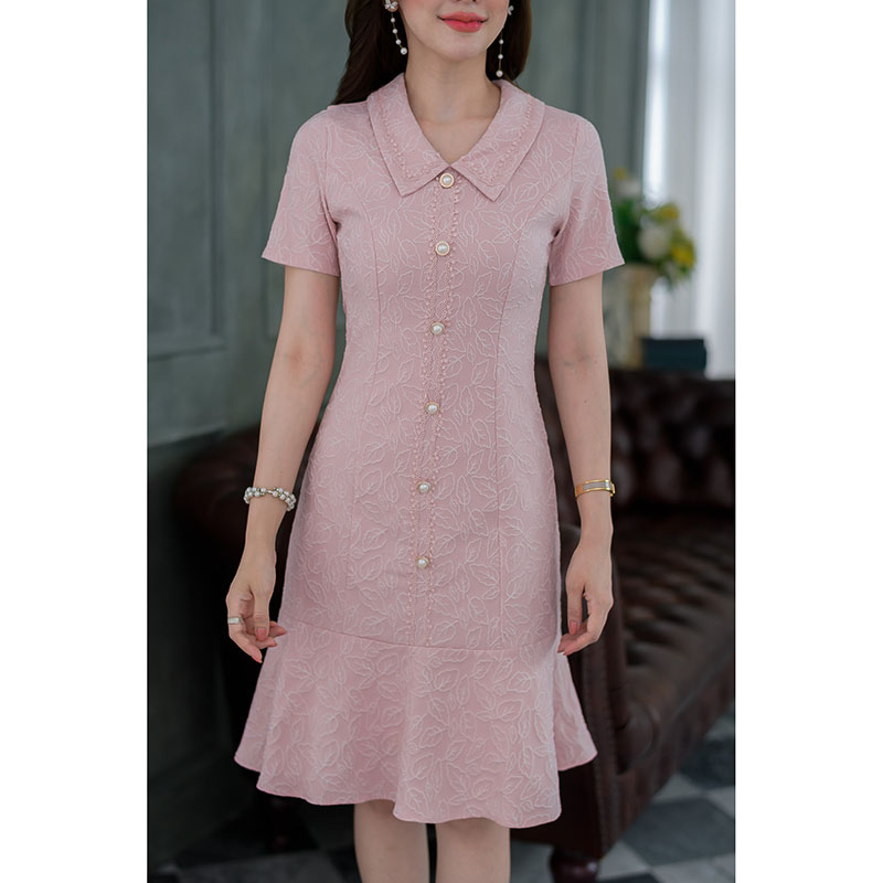 kudapy เดรสสั้นสีชมพู/สีครีมน้ำตาลคอปก ผ้าทอลายใบไม้ ผ้านูนสวยมีมิติ มีดีเทลแต่กระดุมมุกและลูกไม้แต่ง เป็นขอบปก และแนวกระดุม ทรงเรียบๆ ชายกระโปรงระบาย ตีเกล็ดยาว