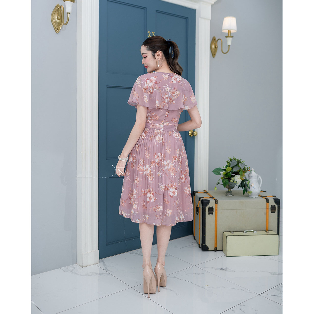 kudapy เดรสสั้นสีครีม/สีชมพูม่วง ผ้าชีฟองลายดอกทรงน่ารัก ช่วงอกระบายรอบตัวคลุมแขน เอวต่อ