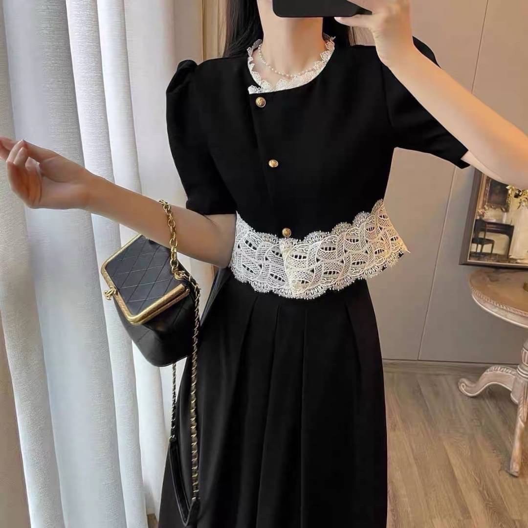 kudapy ชุดเซ็ทเสื้อครอปสีดำแต่งชายลูกไม้สีขาว แต่งกระดุมจริงสีทอง แขนสั้นทรงตุ๊กตา+กระโปรงยาวสีดำ