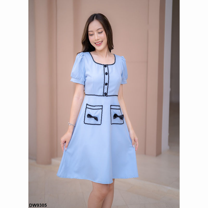 kudapy เดรสสั้นสีฟ้า/สีชมพู/สีน้ำตาล แต่งแถบกระเป๋าโบว์ สวยดูดี