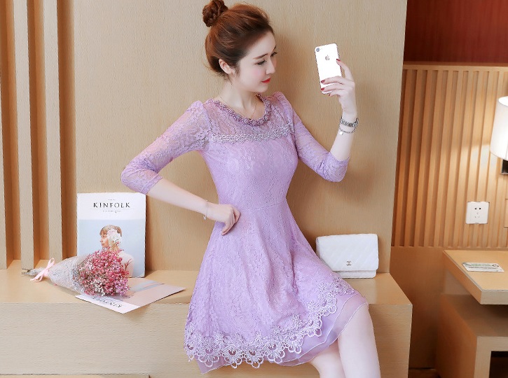 kudapy เดรสสั้นแขนยาวสีแดงมังคุค/สีม่วงอ่อน เดรสลูกไม้นิ่มแขนยาว ทรงเข้ารูป ซีทรูคอ หลังและแขน ตรงคอเย็บแต่งมุกเป็นรูปดอกไม้ ตัดแต่งชายด้วยผ้าแก้ว