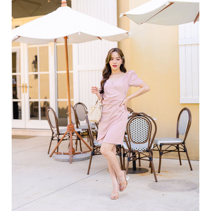 kudapy เดรสสั้นสีชมพู/สีครีม/สีกรม คัตติ้ง ตัวเดรสเป็นทรงอกป้ายคอวี ดีเทลเริ่ดๆ จับเดรปช่วงลำตัวสวยมาก กระโปรงเฉียงป้ายด้านหน้า