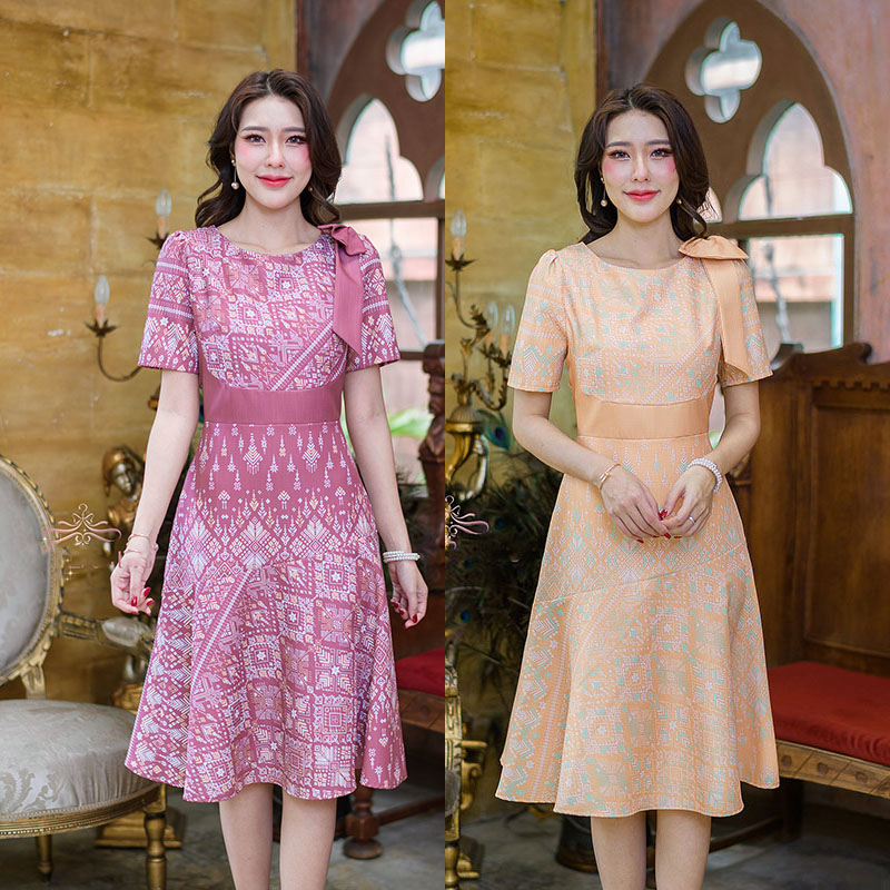 kudapy เดรสสั้นสีเหลือง/สีม่วงอมชมพู/สีฟ้าคราม ลายไทย แต่งโบว์ที่ไหล่ งานสวยสไตล์หวาน ดีเทลต่อผ้าเล่นสีช่วงเอว