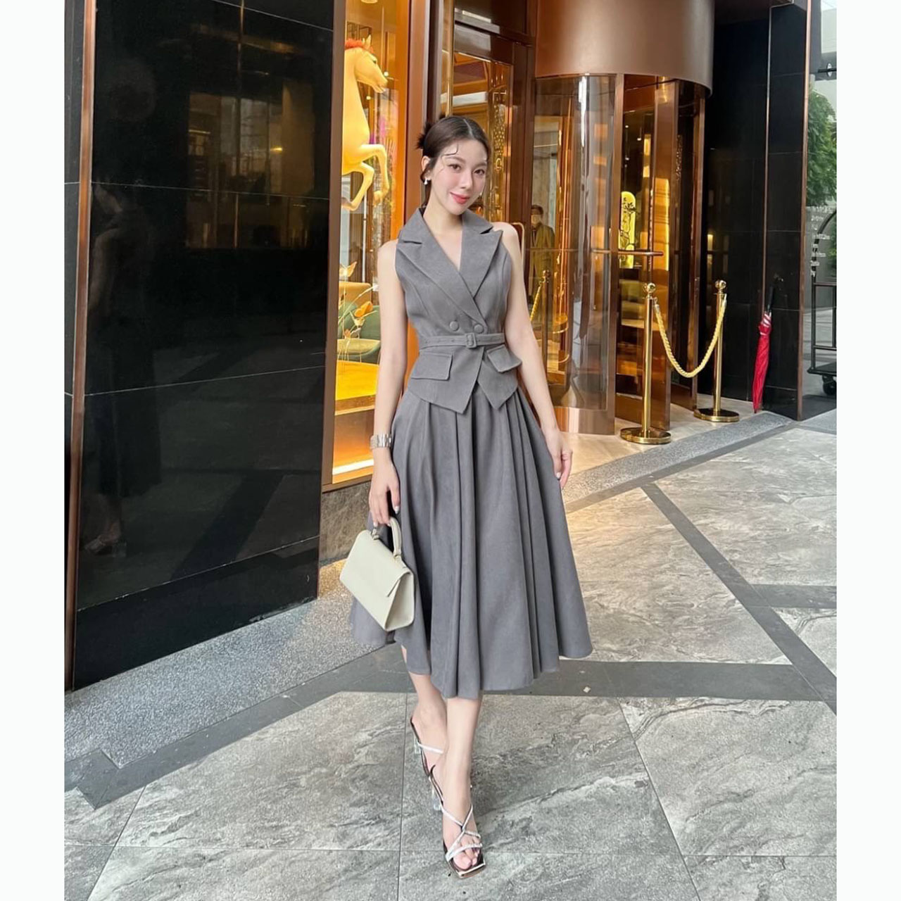 kudapy เซ็ทเสื้อแขนกุดทรงเข้ารูปมาพร้อมกับกระโปรงทรงยาว วเสื้อเก็บทรงเข้ารูปสวย กระดุมปั้มติดได้จริง2เม็ด แต่งกระเป๋าหลอกซ้ายขวา