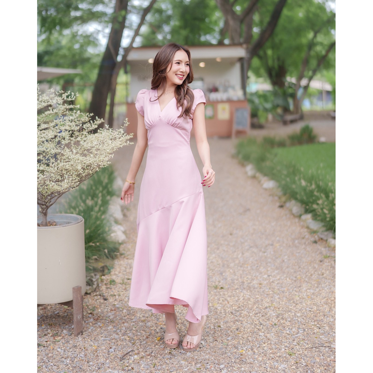 kudapy เดรสยาวดีไซน์คอวีเย็บรูดใต้อกช่วยขับรูปร่างให้ดูมีมิติ