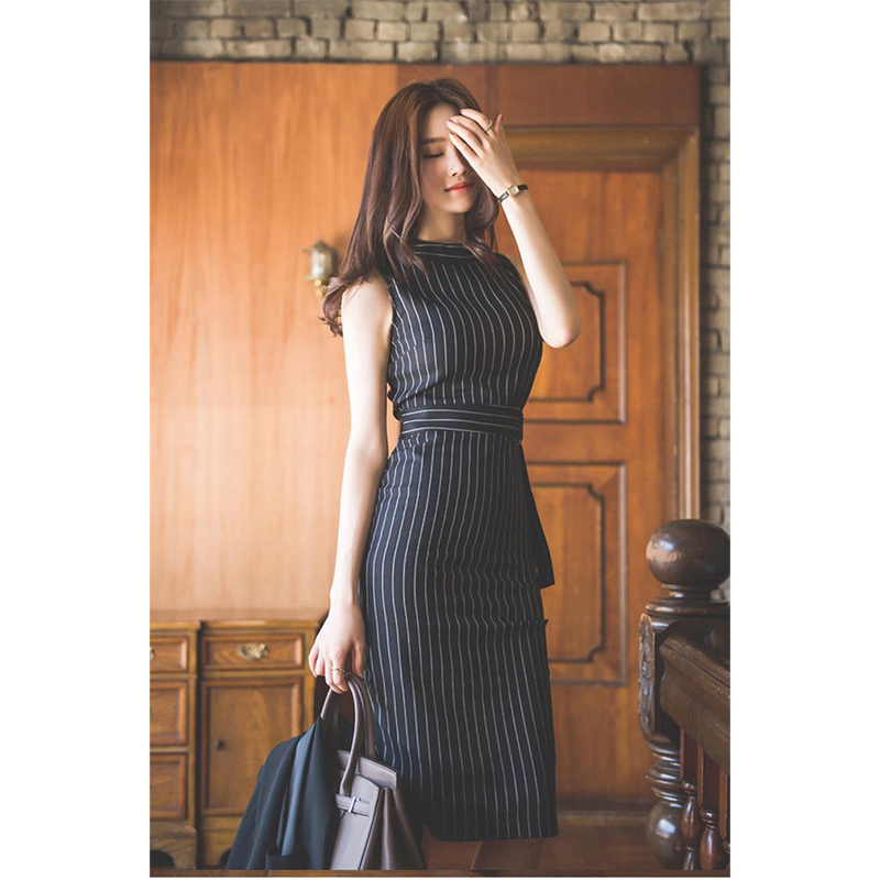 kudapy เดรสทำงานทรงตรงเข้ารูป สีดำลายเส้น แขนกุดคอกลม มีซิปหลัง กระโปรงผ่าหลัง