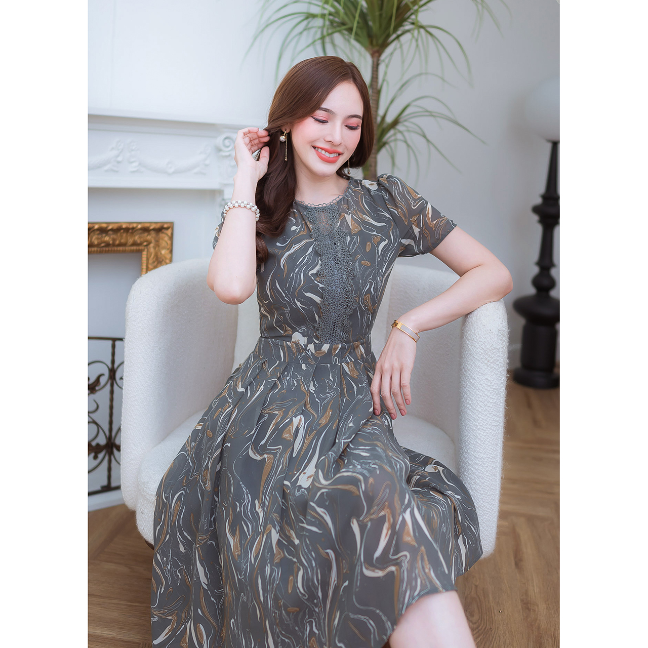 kudapy เดรสสั้นสีเทา/สีดำ ผ้าชีฟอง ลายสวยเด่น ทรงสวย มีดีเทลแต่งลูกไม้ช่วงอกและรอบคอ กระโปรงจับจีบรอบตัว