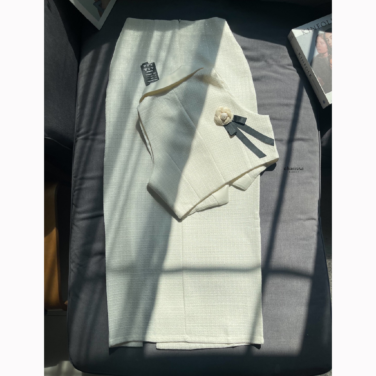 kudapy เซ็ทเสื้อแขนกุดเข้ารูปแต่งกระดุมจริงด้านหน้า 3 เม็ด กระโปรงยาวใช่ผ้าเดียวกับเสื้อ ผ่าด้านหน้า แต่งกระดุมหลอกด้านหน้า ซิปหลัง มีซับในอย่างดี