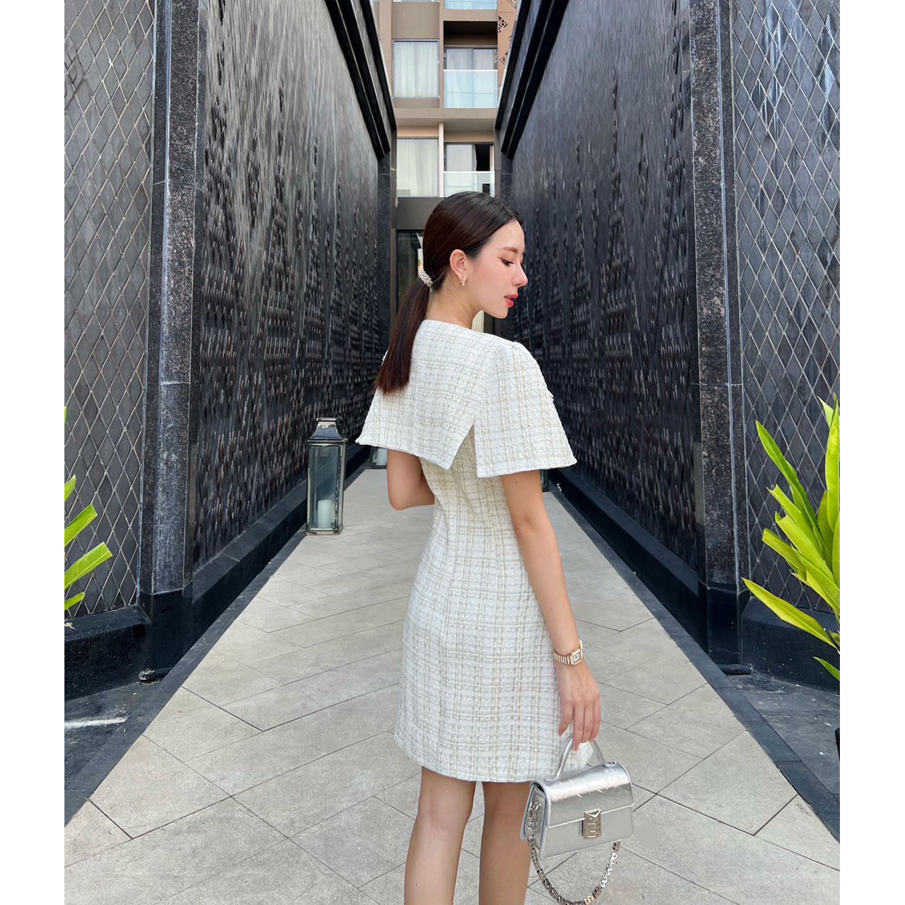 kudapy ชุดเซ็ทเดรสเนื้อผ้าทวิต เนื้อผ้านุ่ม ใส่สบาย มีซับในทั้งชุด เดรสมีฟองน้ำในตัว มาพร้อมเสื้อคลุม ตกแต่งอะไหล่เพชร และปักอะไหล่ดอกไม้