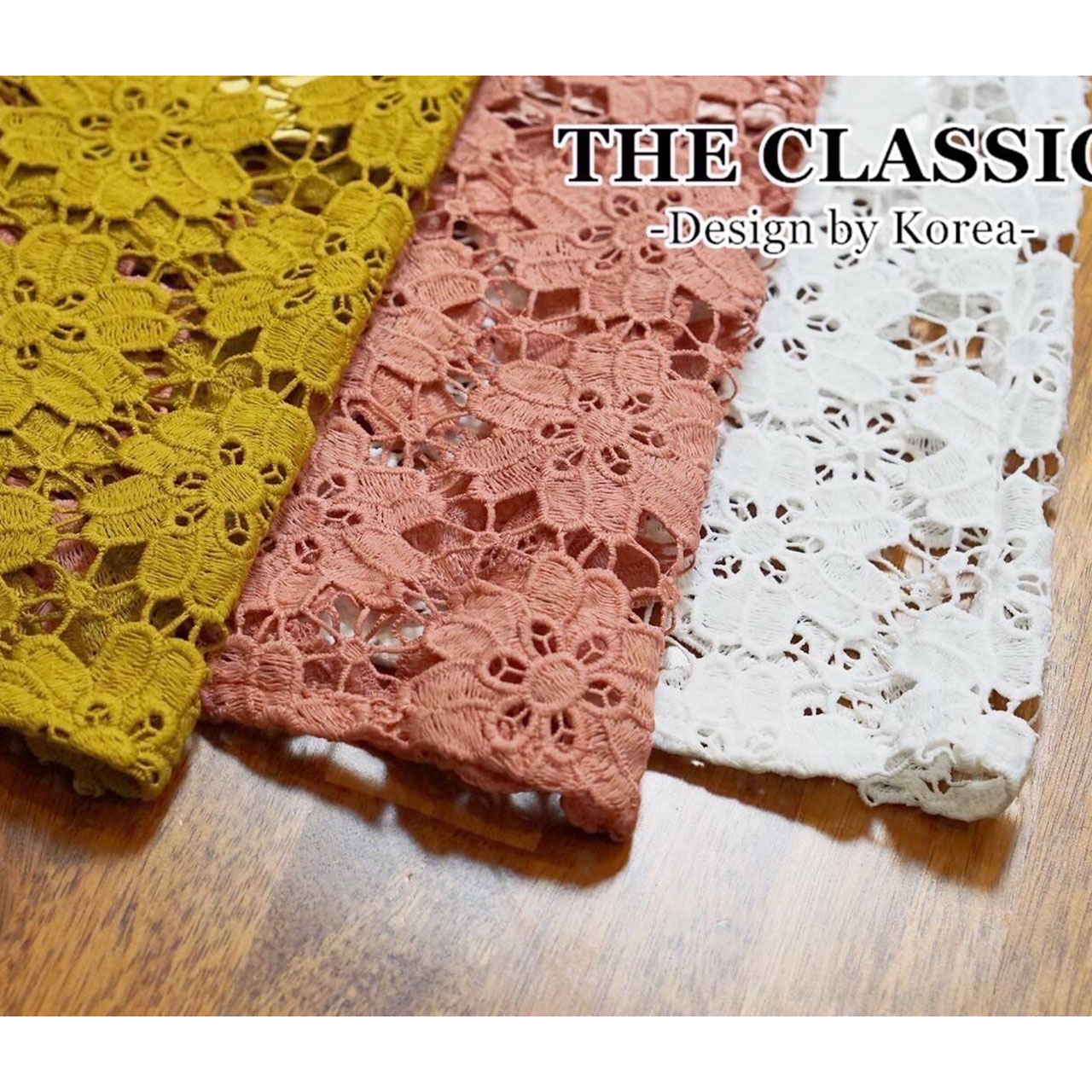 kudapy ดรสลูกไม้แขนยาว+เข็มขัด ใช้ผ้าลูกไม้ ขึ้นลายดอกไม้ลายชัดแน่นสวย ซิปยาวซ่อนด้านหลัง ช่วงล่างยาวบานพริ้วสวยใช้ผ้าเยอะ