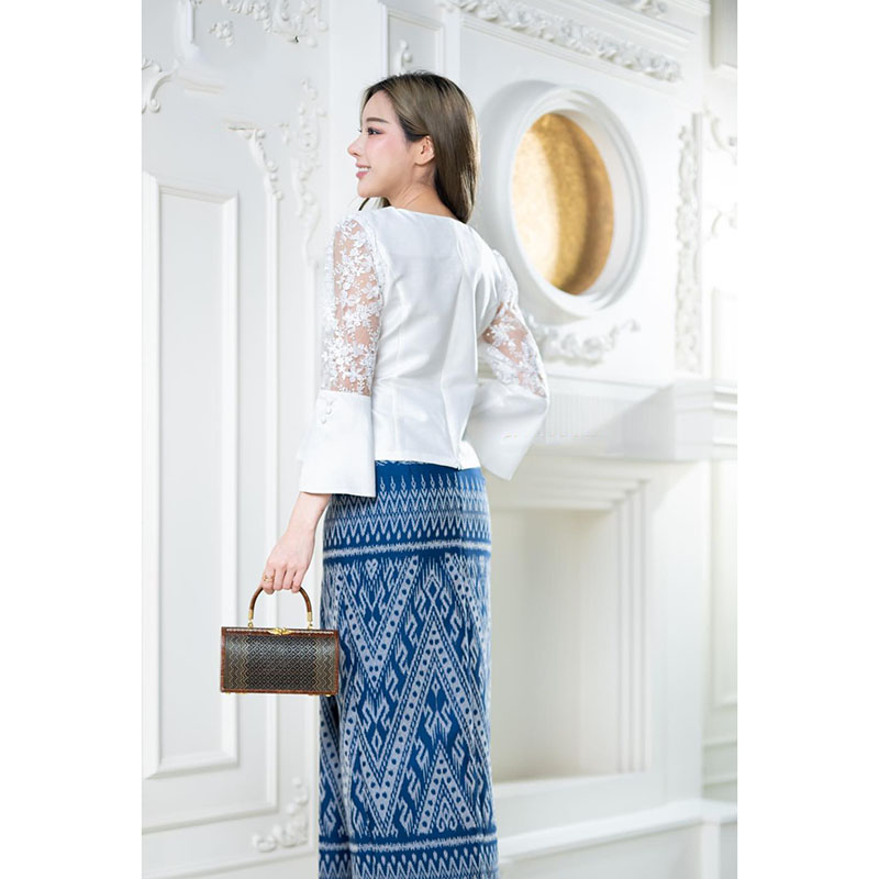 kudapy ชุดเซ็ทเสื้อสีขาวแขนยาวลายลูกไม้ตรงแขน ลูกไม้ฝรั่งเศส +ผ้าถุงสีน้ำเงินลายไทย ใส่ออกงาน สวยดูดี