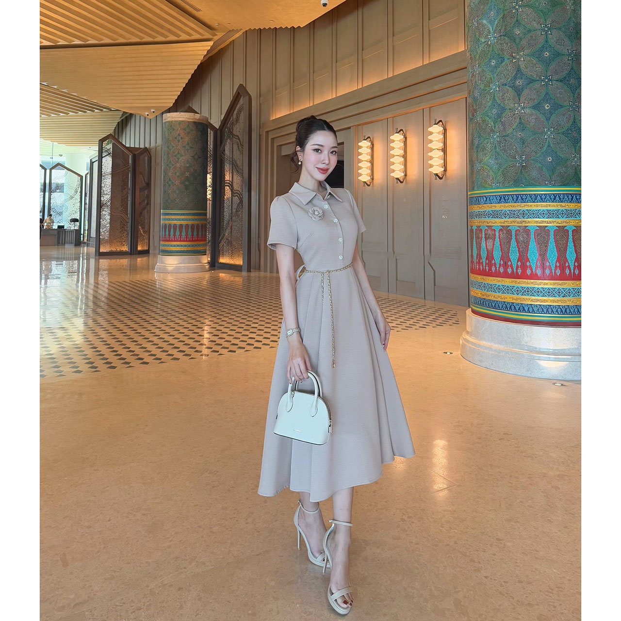 kudapy เดรสยาวสีครีม/สีฟ้า/ม่วงอ่อน/เหลืองอ่อน ผ้าทวิตญี่ปุ่นตกแต่งด้วยกระดุมดอกคามิเลีย ีซับในทั้งชุด ผ้าอัดกาวอย่างดี มาพร้อมกับเข็มขัดโซ่ และเข็มกลัดดอกไม้