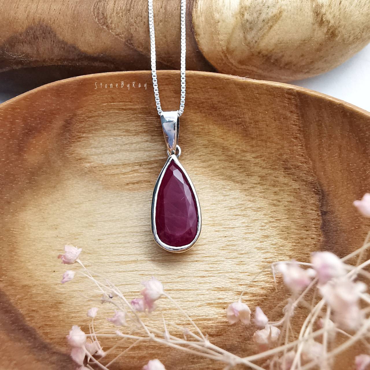 สร้อยคอเงินจี้พลอยทับทิมเจียรเหลี่ยม Ruby