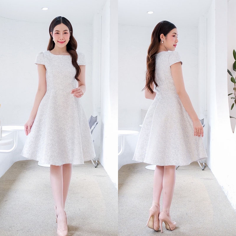 kudapy เดรสสั้นสีหลืองอ่อน ชมพู ฟ้าอ่อน คอกลม จับจีบแขนตุ๊กตา มาพร้อมกับผ้าลายดอกเดซี่ กระโปรงทรงบาน ใส่ง่าย เดินสะดวก