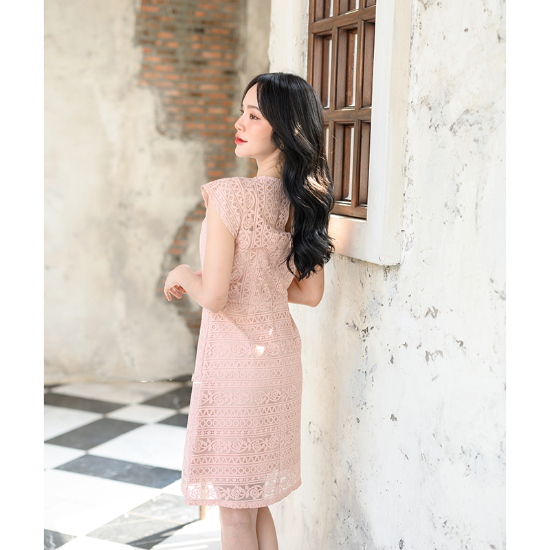 kudapy เดรสสั้นสีชมพู/สีขาว ลูกไม้ดีไซน์เก๋ ช่วงคอเป็นคอวี ต่อด้วยกระโปรงทรงเอ ใช้เทคนิคการวางลายผ้าสลับกันช่วงเสื้อและกระโปรงทำให้ดูมีมิติ