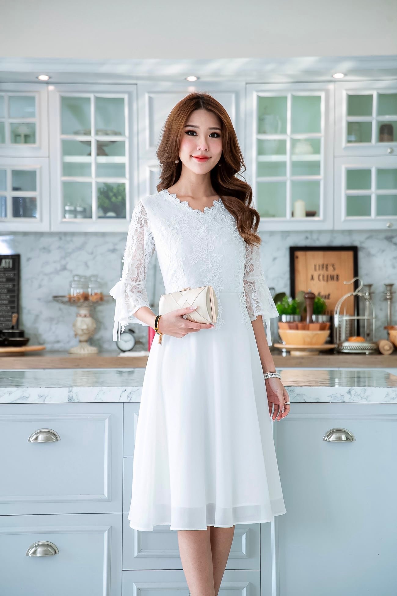 kudapy เดรสลูกไม้สั้นคอวีแขนสามส่วนสีขาว แขนกระดิ่ง เดรสทรงบานมีซับใน ซิบไลังอย่างดีค่ะ