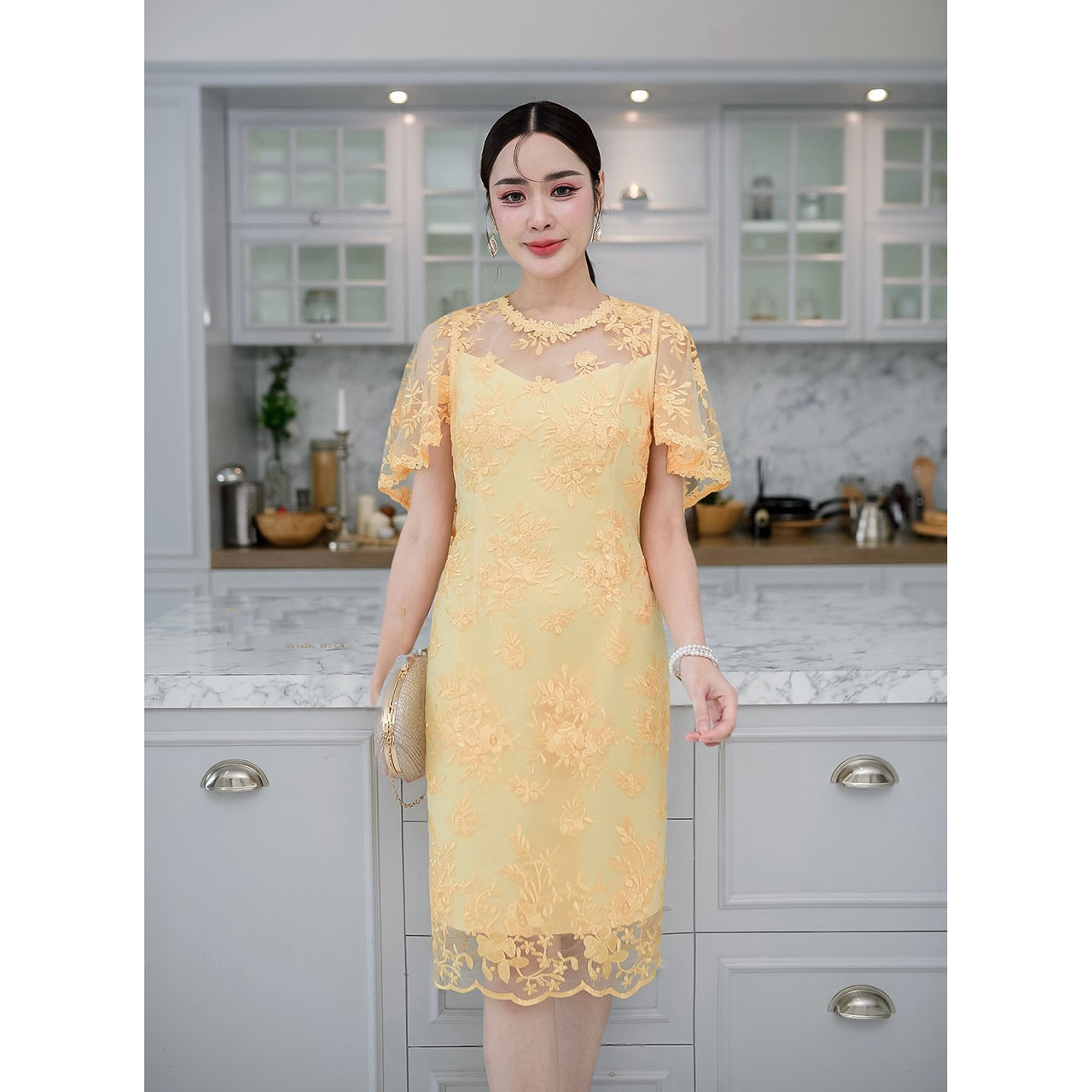 kudapy เดรสสั้นสีเหลืองนวล/สีกะปิ ผ้าลูกไม้บุหงา พื้นผ้าลูกไม้เป็นผ้าตาข่าย ปักลายสวย