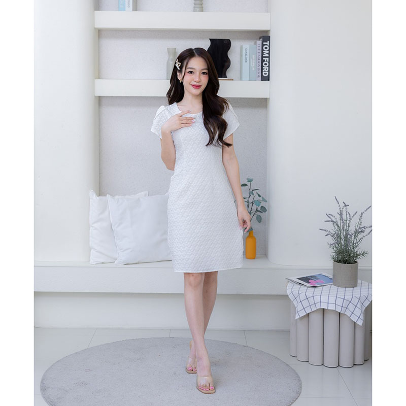 kudapy เดรสสั้นสีชมพู/สีฟ้า/สีขาว ผ้าทอนูนลายทรงเหลี่ยม แต่งแขนทรงกรีบ แต่งกระดุม ทรงน่ารัก ใส่แล้วขับผิวสุดๆ