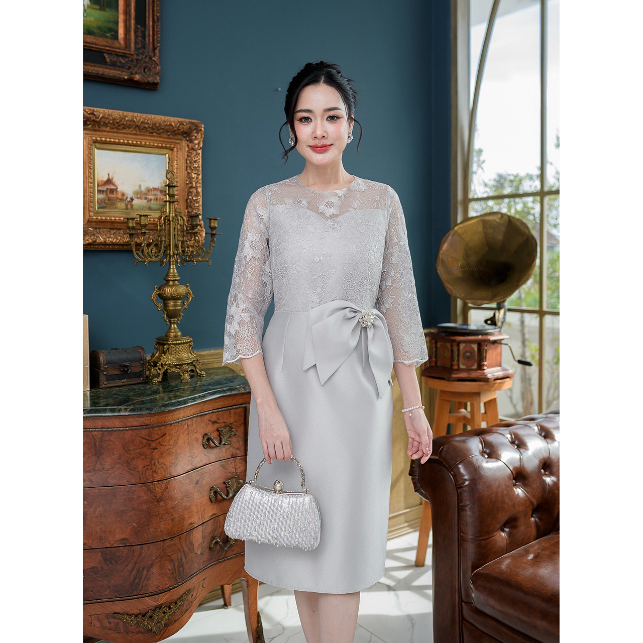 kudapy เดรสผ้าไหมลูกไม้ใยบวบ ตัวผ้าไหมช่วงกระโปรงอัดกาวผ้าให้อย่างดี ช่วงตัวเสื้อเป็นงานผ้าลูกไม้ใยบวบปักลายดอกไม้สวย