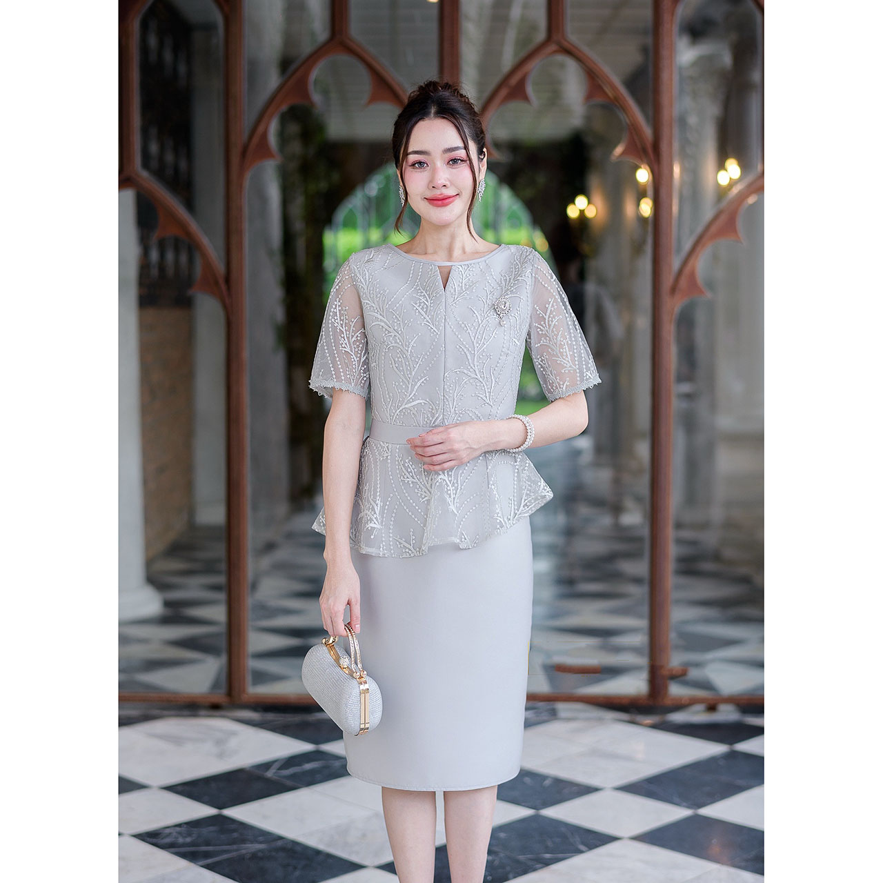 kudapy เดรสสั้นสีชมพู/สีเทา ผ้าไหมแต่งลูกไม้ดีไซน์แขนสั้น เอวต่อ ช่วคอฉลุตัดต่อผ้า ช่วงเอวต่อระบายคลุมหน้าทองแบบเฉียง