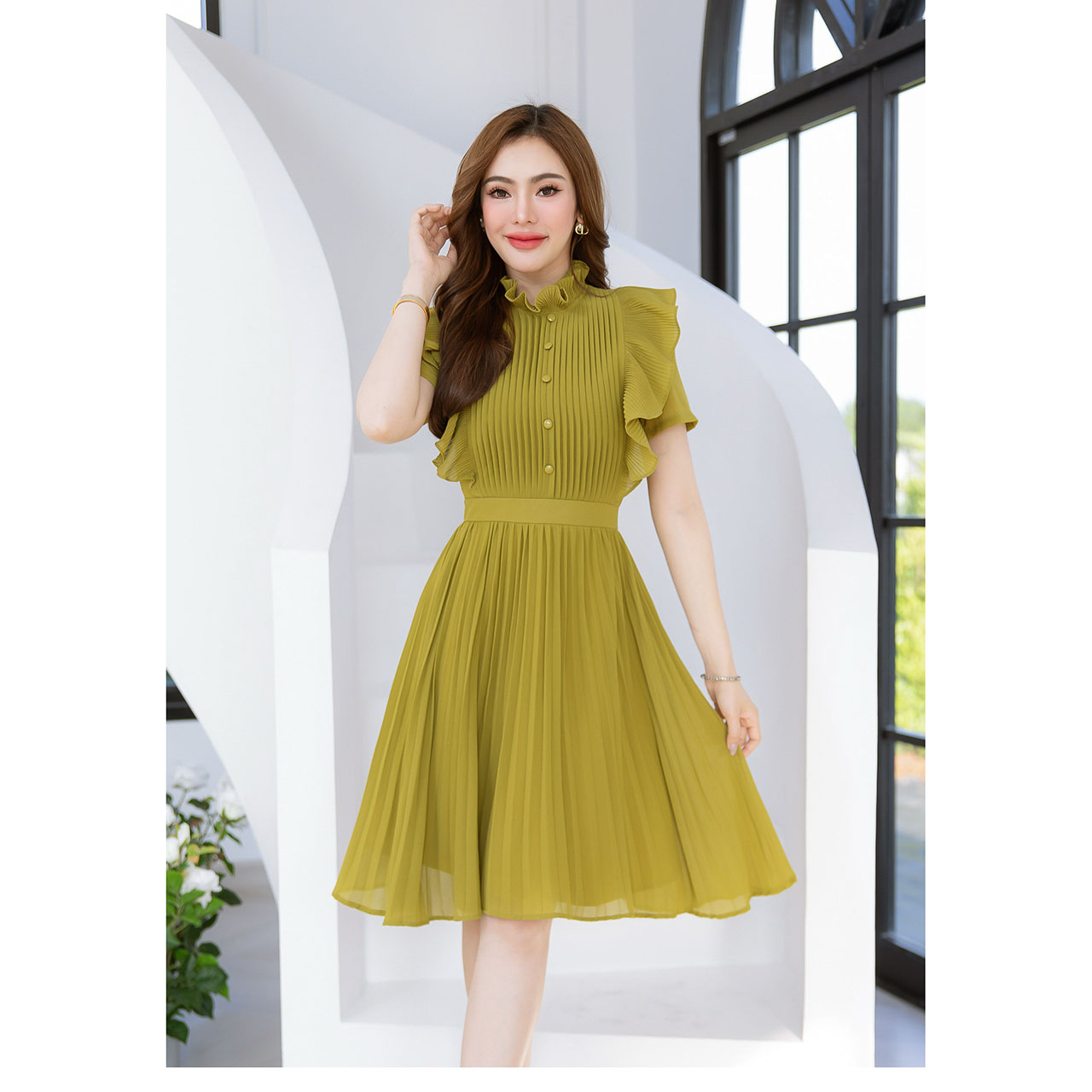 kudapy เดรสชีฟอง ดีเทลอัดพลีททั้งตัว ช่วงแขนเป็นดีเทลแขนปลีกอัดพลีทเล็ก ช่วงอกเย็บพลีทเป็นแนวเกล็ดแต่งกระดุม