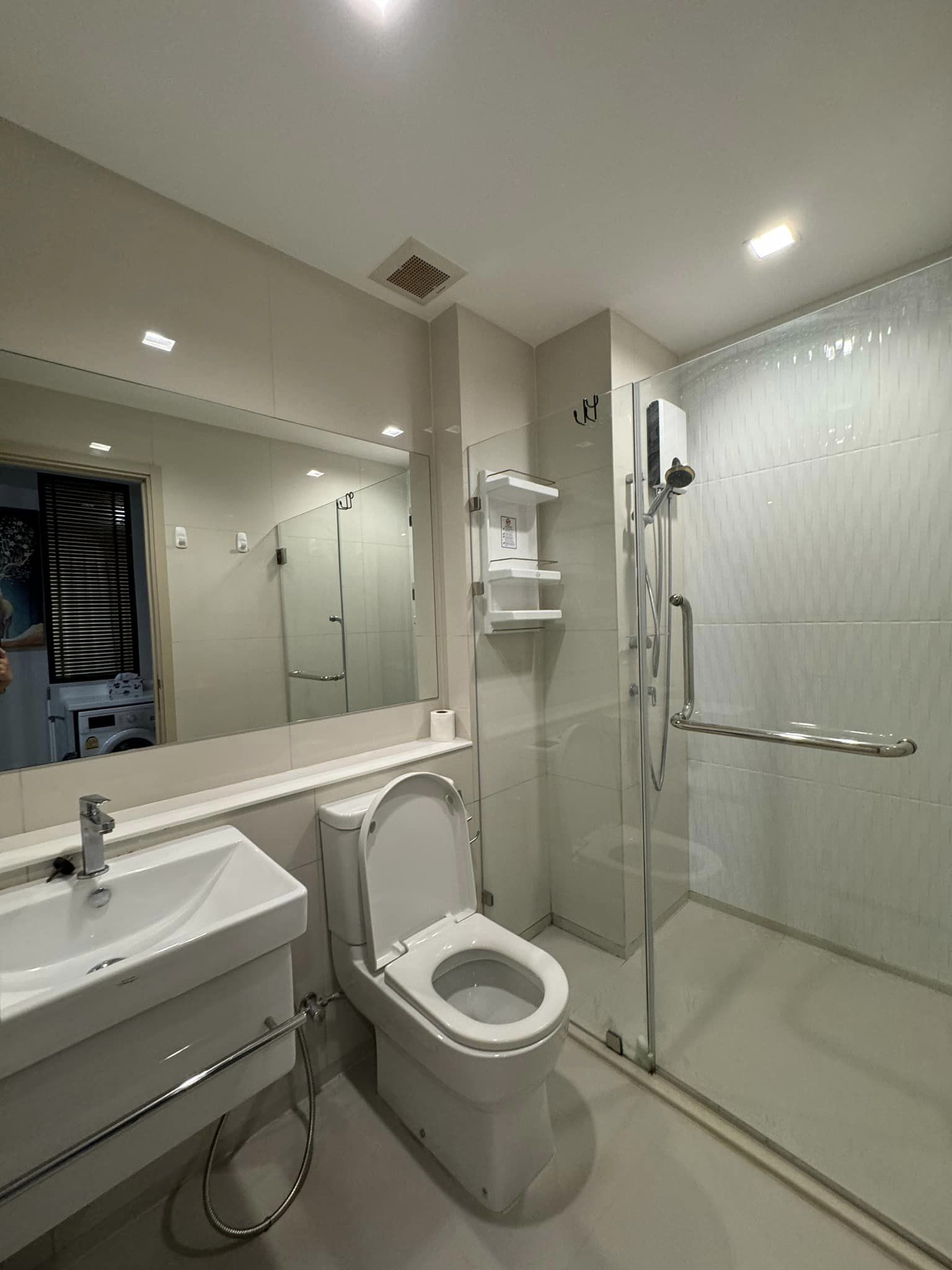 ปล่อยเช่าคอนโด Life One Wireless (ไลฟ์ วัน ไวร์เลส) - ห้องมุมติดทางหนีไฟ 1ห้องนอน 1ห้องน้ำ 1ห้องนั่งเล่น 1ห้องครัว - ใกล้ BTSเพลินจิต - ขนาดห้อง 36 ตรม. ชั้น 37