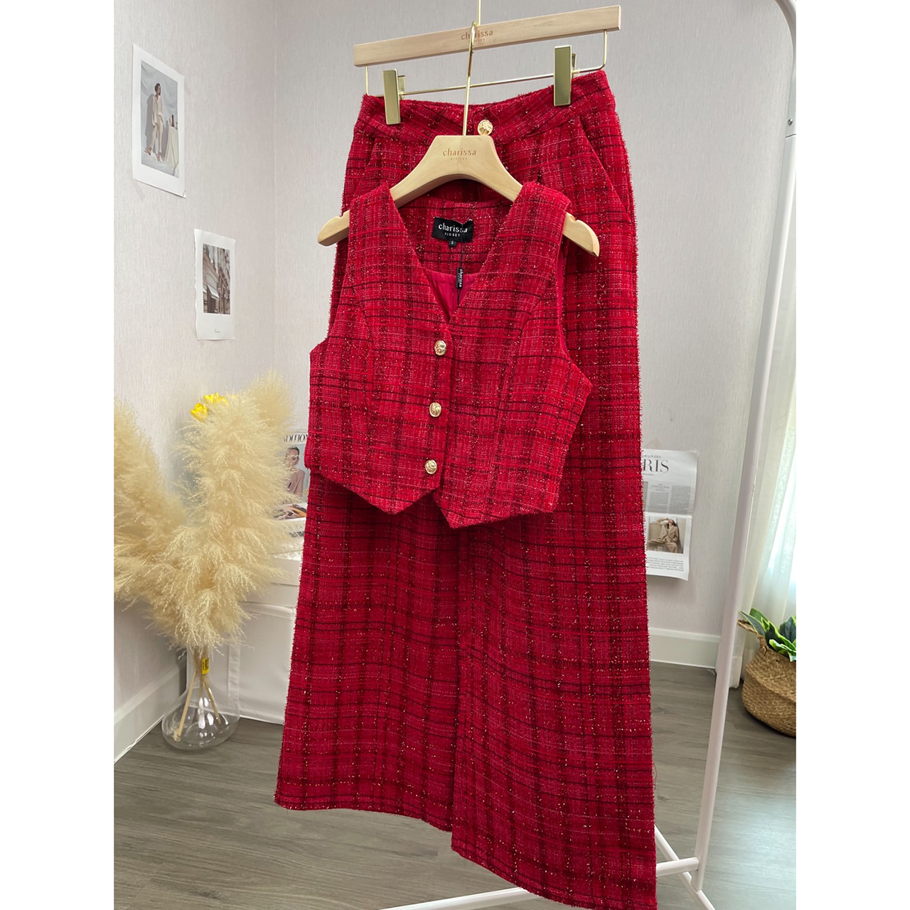 kudapy ชุดเซ็ทสีแดงลายสก้อต เสื้อแขนกุดลายสก้อตแดงสลับดำทรงเข้ารูป เข้ารูปมาพร้อมกับกางเกงขายาวทรงปล่อย