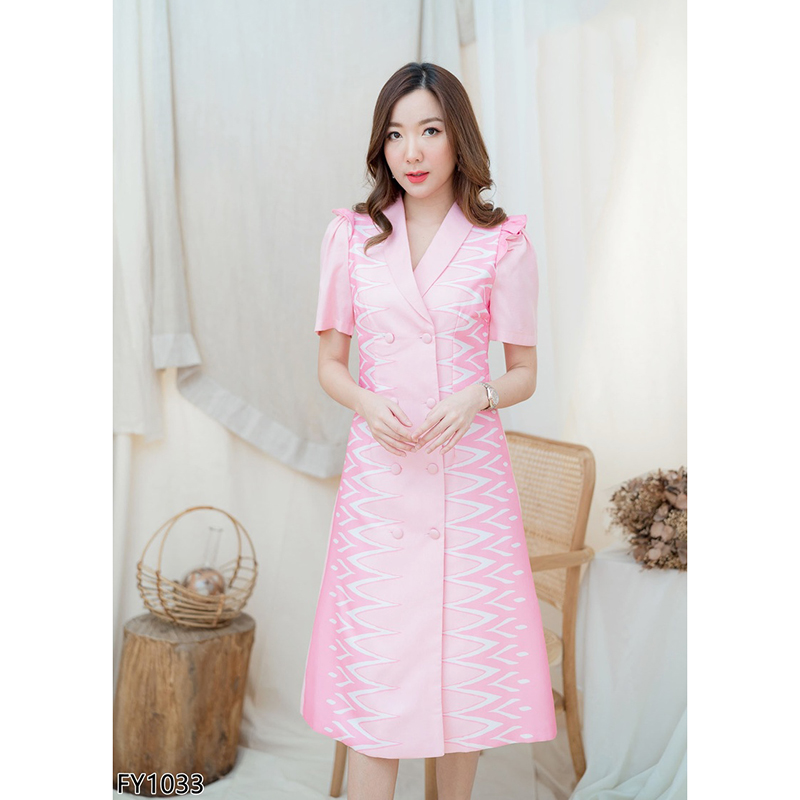 kudapy เดรสยาวคลุมเข่า เดรสผ้าไทยสีชมพู/สีฟ้า คอวีปก แต่งกระดุมหน้า ทรงสวยดูดีน่ารักมากค่ะ งานมีซับในซิบหลัง