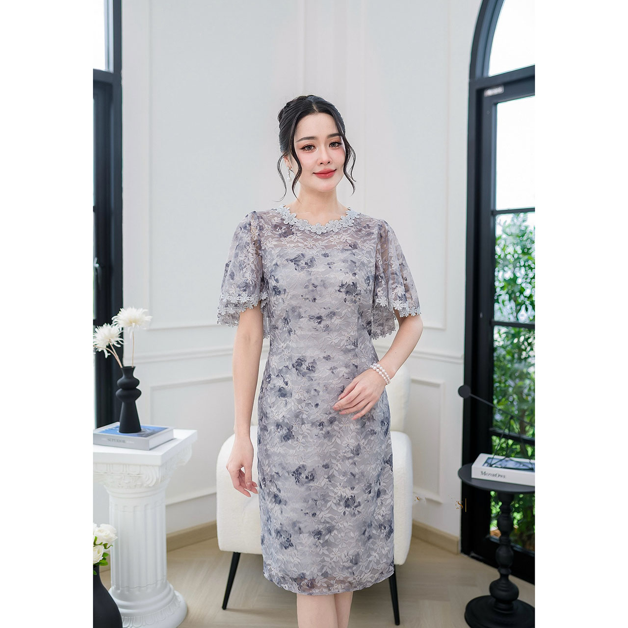 kudapy เดรสผ้าลูกไม้รุ่นนี้ผ้างานจริงจะสวยกว่าในรูปมากๆนะคะ เป็นงานผ้าลูกไม้เนื้อนิ่มทอผสมดิ้นทองอ่อนตามลายดอกไม้