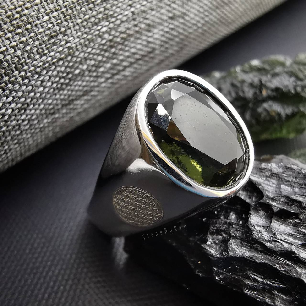 แหวนเงินสะเก็ดดาวโมดาไวท์(Moldavite)