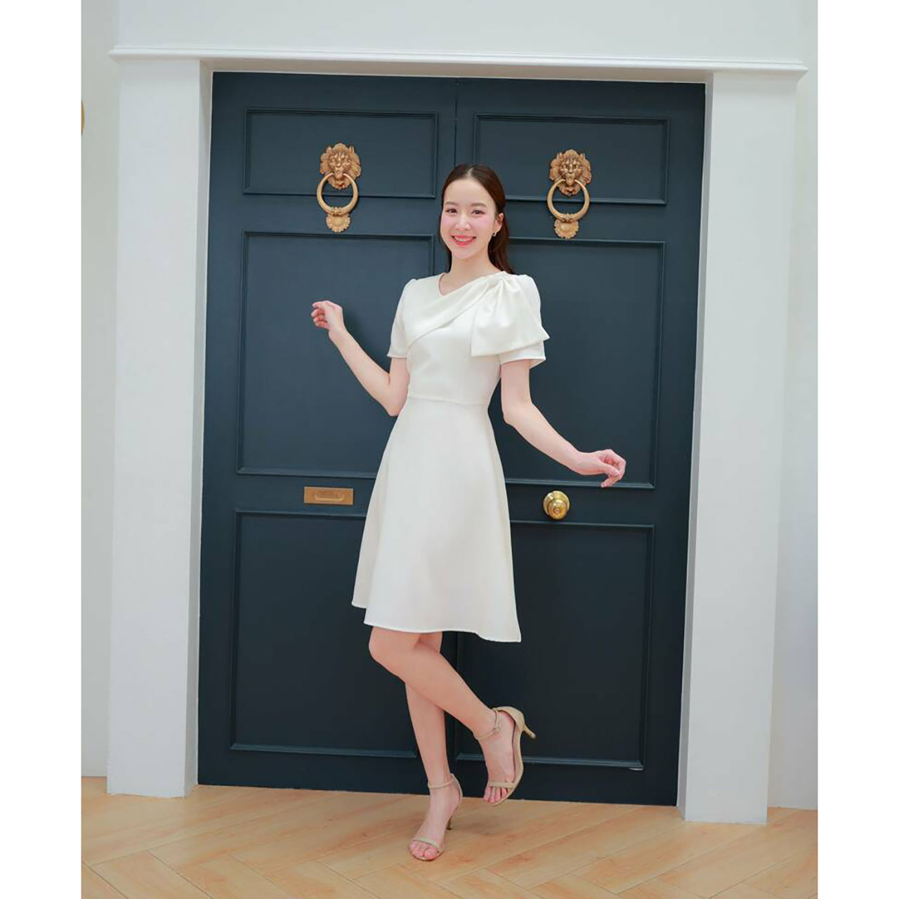 kudapyเดรสสั้นสีชมพู/สีกรม/สีขาว กระโปรงทรงบานแต่งโบว์ไหล่