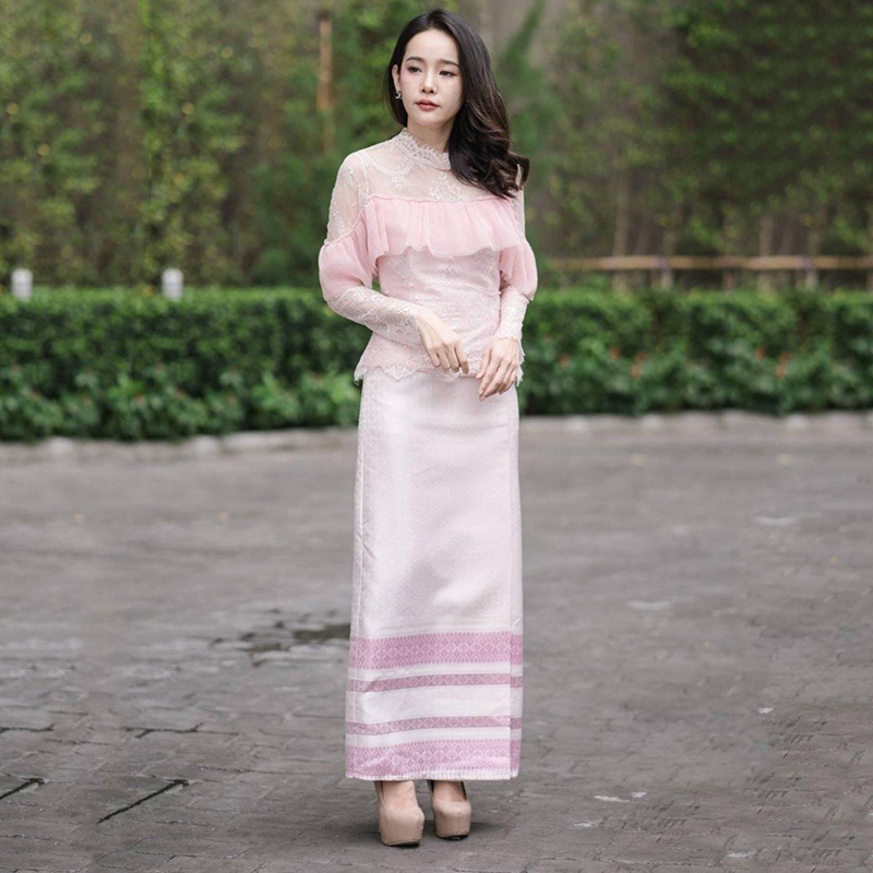 kudapy set เสื้อลูกไม้+ผ้าถุงสีชมพู แขนยาวแต่งระบาย เนื้อผ้าแบบเกรดเอ กระโปรงใช้ผ้าไหมทอลายอย่างดี