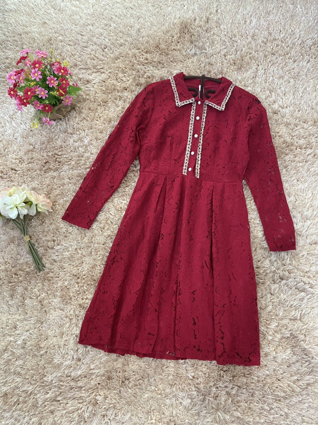 kudapy ชุดเดรสสั้นสีไวน์แดง ผ้าลูกไม้เนื้อดี ยืดหยุ่นได้ แขนยาว คอปก กระดุมผ่าหน้าอก กระโปรงทรงเอ มีซิบด้านข้างลำตัว มีซับใน