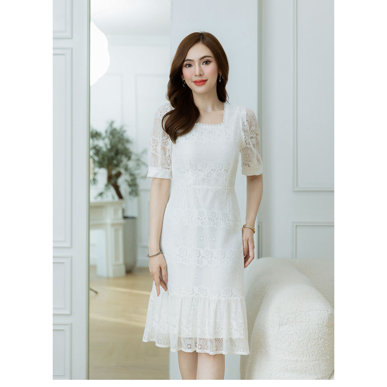 kudapy เดรสสั้นสีขาว/สีดำ ลูกไม้ลายสวย ทรงคลาสสิค เรียบหรูดูดี มีดีเทลแต่งลูกไม้รอบคอ แขนมีดีเทลเย็บพับช่วงไหล่สวย