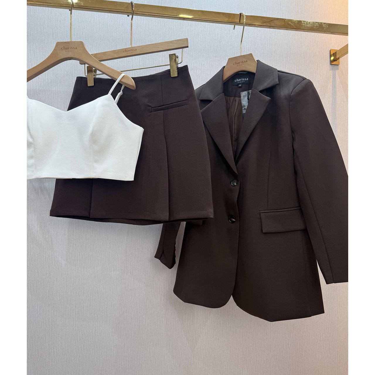 kudapy เซ็ท 3 ชิ้น : เสื้อสูท+crop+กระโปรง สูททรงโอเวอร์ไซซ์สีช็อกโกแลตเข้ม กระดุมติดได้จริง ผ้าเนื้อดีทรงสวยไม่ยับง่าย มีซับในทั้งตัว ดีเทลกระเป๋าจริงด้านหน้าและกระดุมสองเม็ด