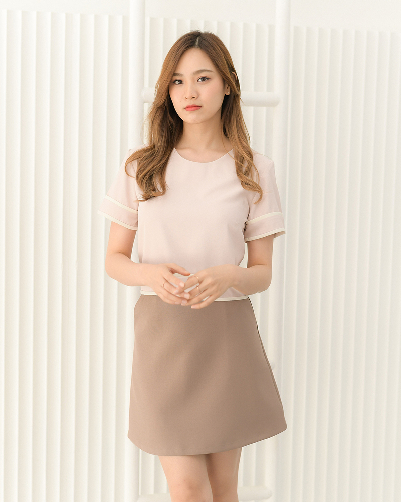 kudapy เสื้อคอกลมแขนสั้น ทรงสวยเข้ารูปเอวนิดๆ กุ๊นขอบสองชั้นที่แขนและเอว มีซิปหลัง (เฉพาะเสื้อ)