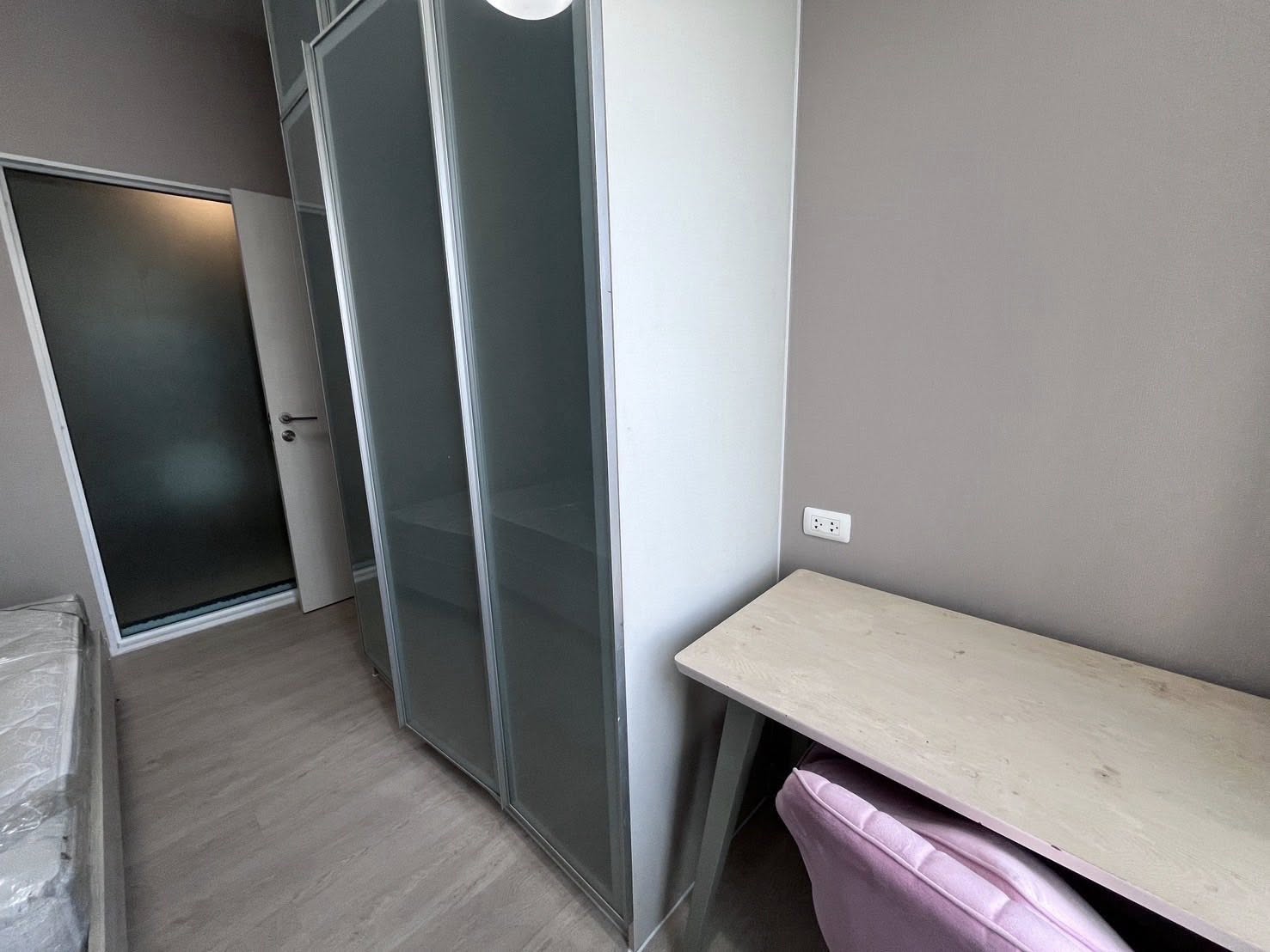 โซนพื้นที่ MRT ห้วยขวาง จอดรถได้ 2 คัน ให้เช่าห้องแบบ 2ห้องนอน 1ห้องน้ำ 1ครัวปิด คอนโด Chapter One ECO Ratchada-Huaikwang (แชปเตอร์วัน อีโค รัชดา-ห้วยขวาง) High Rise ขนาดห้อง 44 ตรม. ชั้น 6